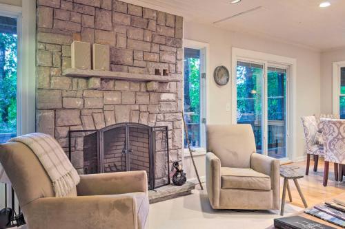 Highlands Home with Fireplace, Views, and Trails! in ไฮแลนด์ (นอร์ทคาโรไลน่า)