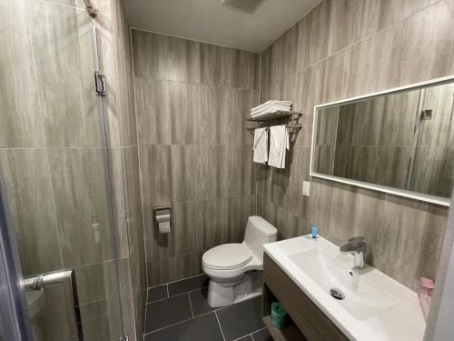 King Hotel Brooklyn Sunset Park - image 6