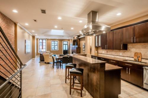 Gorgeous Old City Penthouse wPrivate Roof Deck - image 2