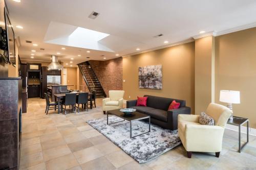 Gorgeous Old City Penthouse wPrivate Roof Deck - image 6