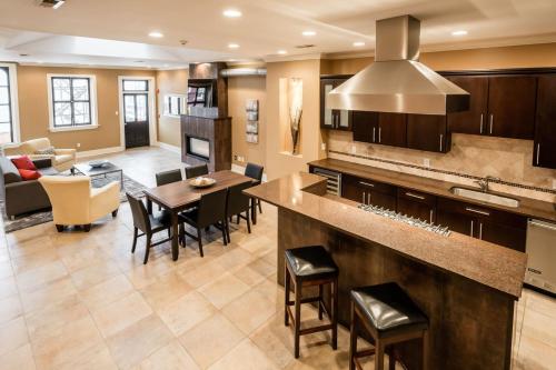 Gorgeous Old City Penthouse wPrivate Roof Deck - image 7