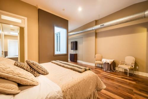 Gorgeous Old City Penthouse wPrivate Roof Deck - image 10