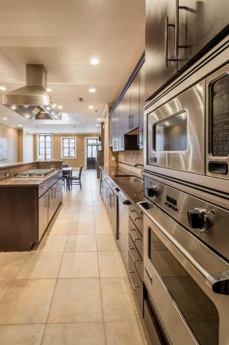 Gorgeous Old City Penthouse wPrivate Roof Deck - image 3