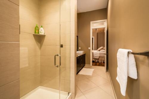 Gorgeous Old City Penthouse wPrivate Roof Deck - image 12