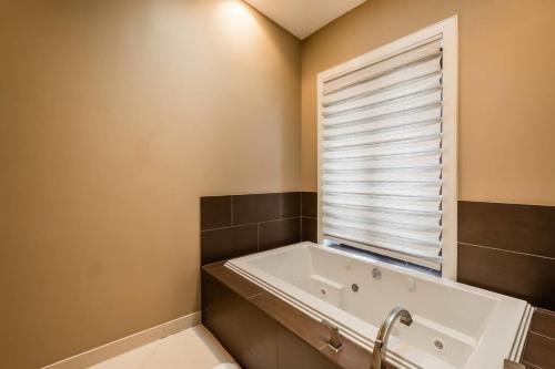 Gorgeous Old City Penthouse wPrivate Roof Deck - image 13