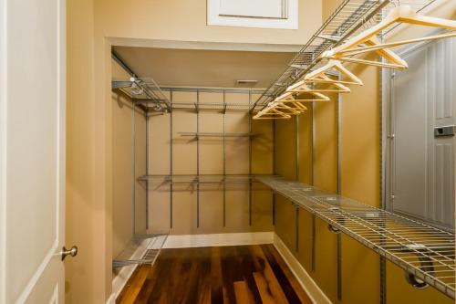 Gorgeous Old City Penthouse wPrivate Roof Deck - image 14