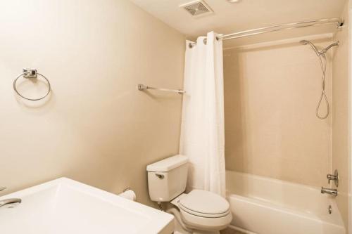 Charming 4BD Gem with Balcony and Patio - image 7