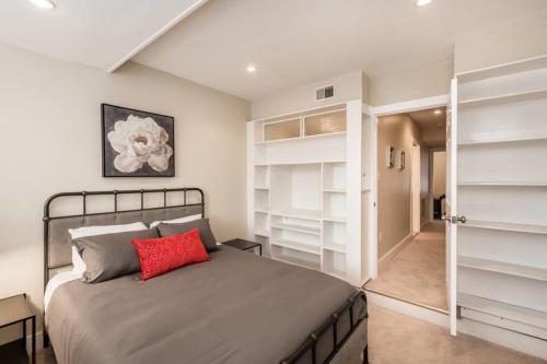 Charming 4BD Gem with Balcony and Patio - image 9