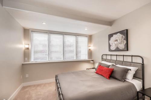 Charming 4BD Gem with Balcony and Patio - image 8