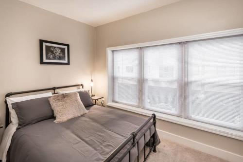 Charming 4BD Gem with Balcony and Patio - image 11