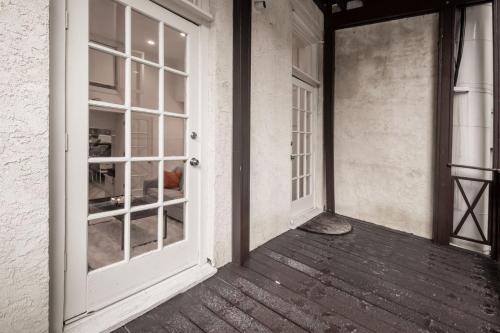Stylish 2BD Loft in the Heart of Old City - image 14