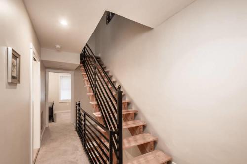 Charming 4BD Gem with Balcony and Patio - image 12