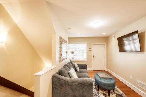 Stylish 4 Bedroom Townhome with Jacuzzi - image 6
