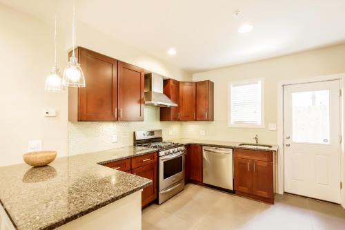 Stylish 4 Bedroom Townhome with Jacuzzi - image 6