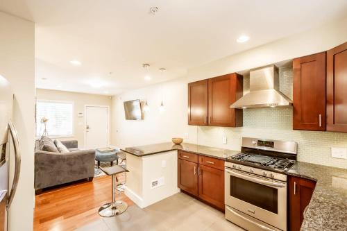 Stylish 4 Bedroom Townhome with Jacuzzi - image 11