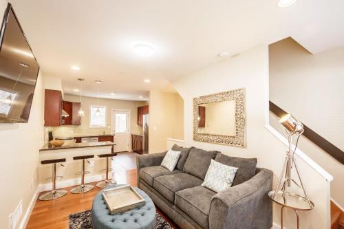 Stylish 4 Bedroom Townhome with Jacuzzi - image 2