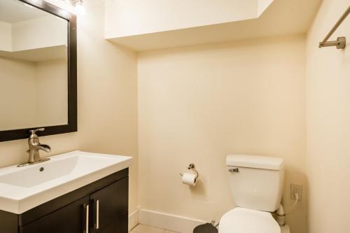 Stylish 4 Bedroom Townhome with Jacuzzi - image 7