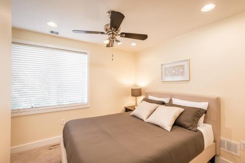 Stylish 4 Bedroom Townhome with Jacuzzi - image 10