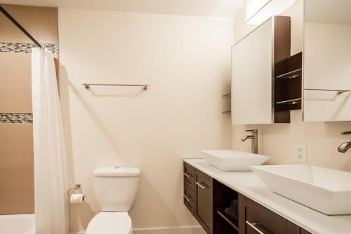 Stylish 4 Bedroom Townhome with Jacuzzi - image 11