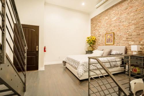 Stylish 2BD Loft in the Heart of Old City - image 4