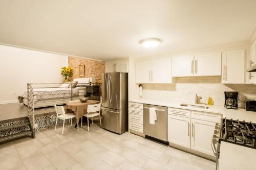 Stylish 2BD Loft in the Heart of Old City - image 8