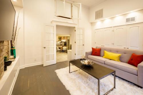 Stylish 2BD Loft in the Heart of Old City - image 2