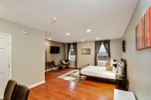 The Dreamers Penthouse-Funky 3BD in Center City - image 2