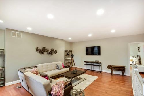 The Dreamers Penthouse-Funky 3BD in Center City - image 11