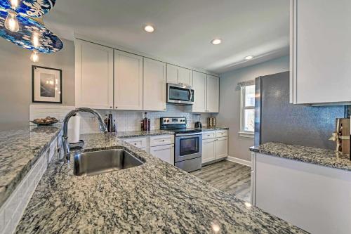 Spacious Home Private Hot Tub and 2 Blocks to Beach - image 7