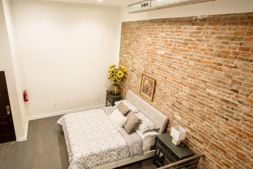 Stylish 2BD Loft in the Heart of Old City - image 5