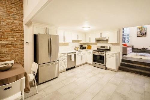 Stylish 2BD Loft in the Heart of Old City - image 6