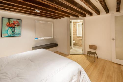 Stylish 2BD Loft in the Heart of Old City - image 11