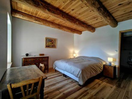 2 bedrooms, 4 beds
