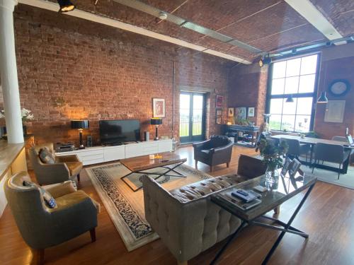 2 Bedroom Loft Apartment overlooking River Clyde