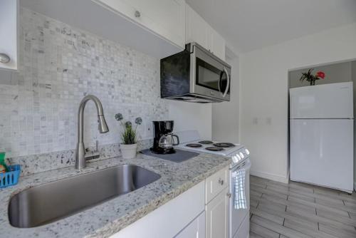 Adorable private apartments in the Heart of Miami! 1