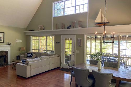 Lakefront House with Private Dock and Fire Pit! in Madison (GA)