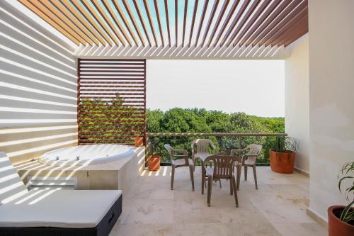 Exceptional 2Story Penthouse with Hot Tub and Rooftop Terrace in Bahia Principe