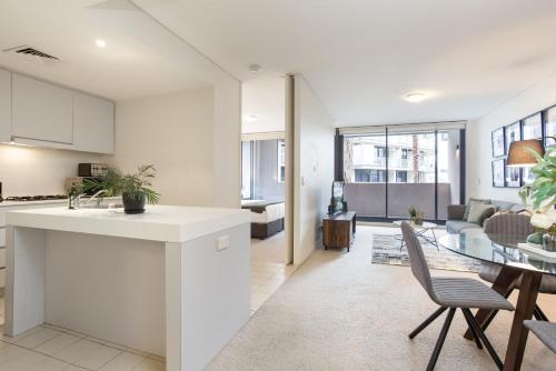 Darling Harbour Apartment near King St Wharf - image 2