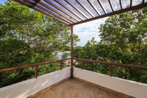 Chic Modern Penthouse Fantastic Private Rooftop Wet Bar Jacuzzi and BBQ Facilities