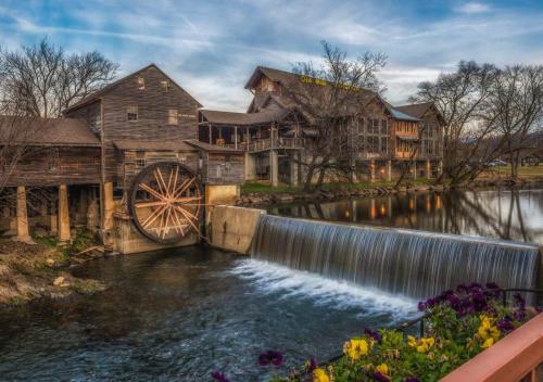 Arrowhead Log Cabin Resort Papaws Bear Den Cabin - by TS in Pigeon Forge, USA