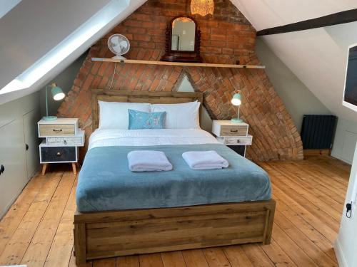 Superb Large 4 Bedroom House in Stroud, Sleeps 10, Great Location, Parking and Garden gîte à louer Stroud