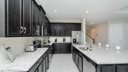 Beautiful Spacious 6 Bed Pool Spa Game Room villa - image 3