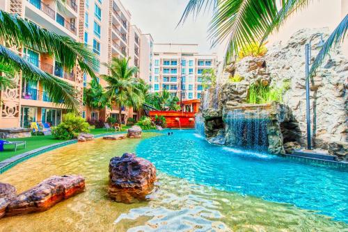 Swimming pool, Atlantis Condo Resort Pattaya in Jomtien Beach
