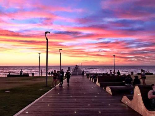 Zig Zag at Henley ~ BEACH ~ DINING ~ WiFi ~Airport