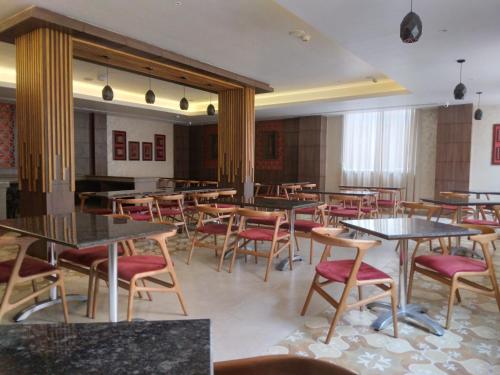 Restaurant, HOTEL NILADRI PREMIUM in Puri