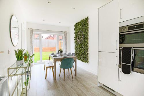Luxury 5 Bedroom House with Garden, Pool Table, Smart TVs and Free Parking by Yoko Property
