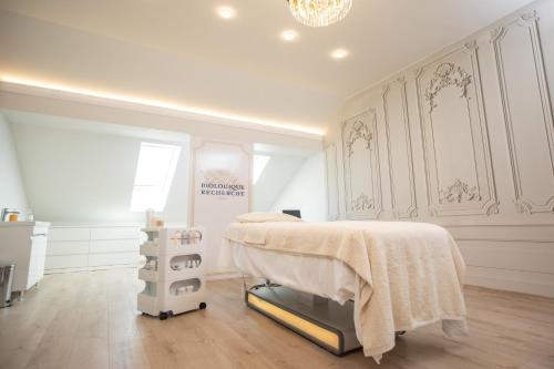 322426634 Tresor Le Palais Timisoara, Curio Collection by Hilton