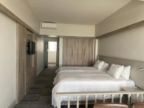 Kennaway Hotel – East London, IA