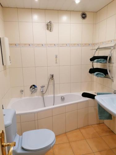 1 Person - Single - Appartement -Zentral gelegen in Leverkusen Wiesdorf - Friedrich Ebert Platz 5a , 4te Etage mit Balkon