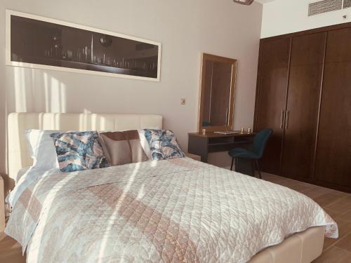 Luxury apartment on the metro facing Dubai Marina